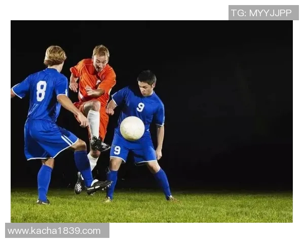 日本足球球星展现惊人肌肉力量掀起球迷热议彰显极致体能魅力