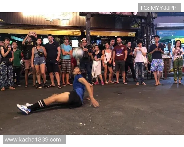 花式足球球星炫技秀惊艳全球掀起街头创意足球新风潮
